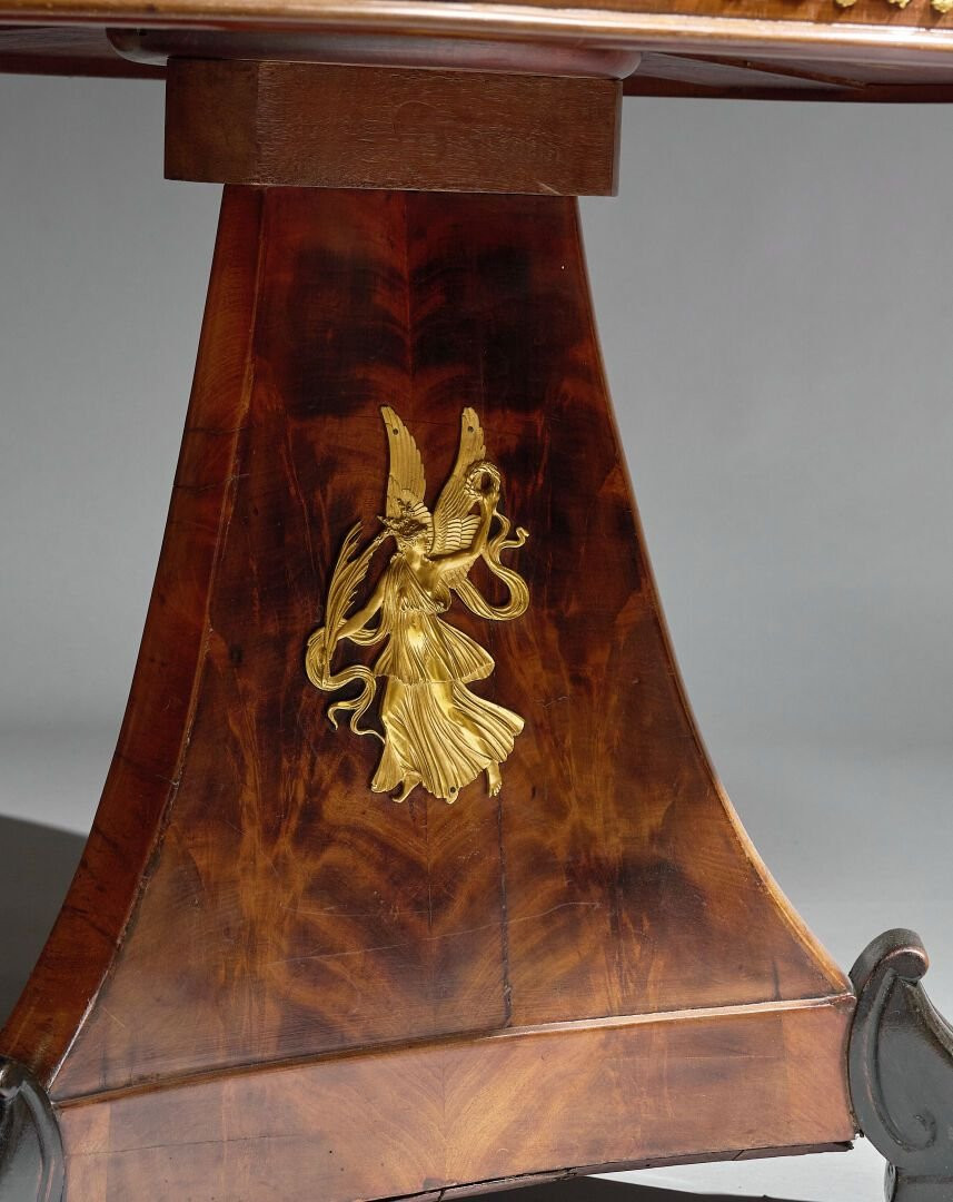 Mahogany Veneer Table. Circular Top Surmounted By Black Marble, 19th Century-photo-1