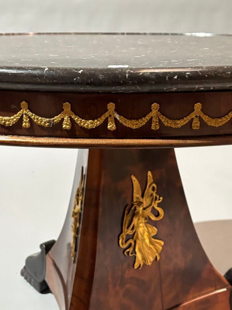 Mahogany Veneer Table. Circular Top Surmounted By Black Marble, 19th Century-photo-3