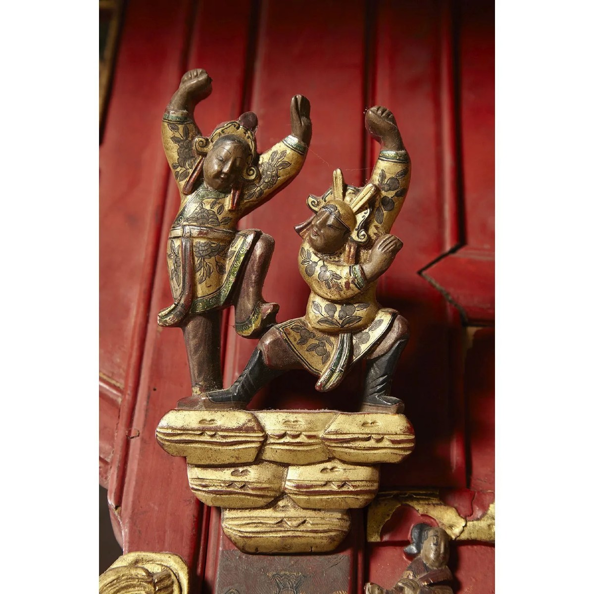 Large Four-poster Bed In Red And Gold Lacquered Wood, Decorated With Lacquered Panels. Chin-photo-4