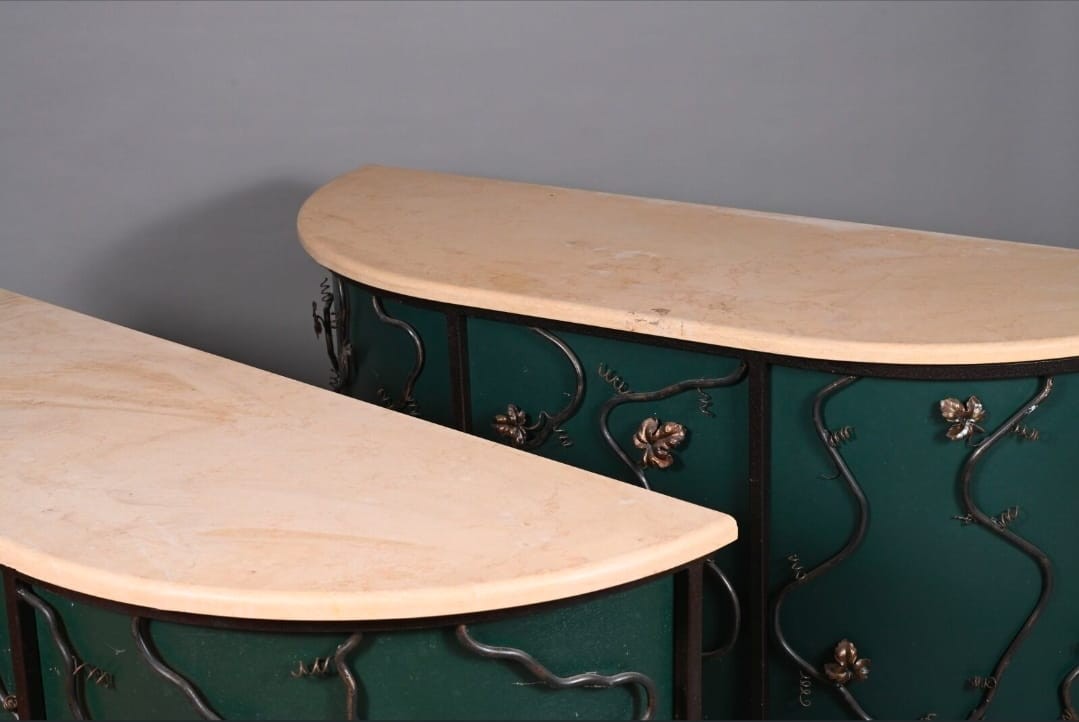 Deux consoles demi-lune en fer peint, ornées de vrilles et de feuillages, marbre blanc, XXemè-photo-2