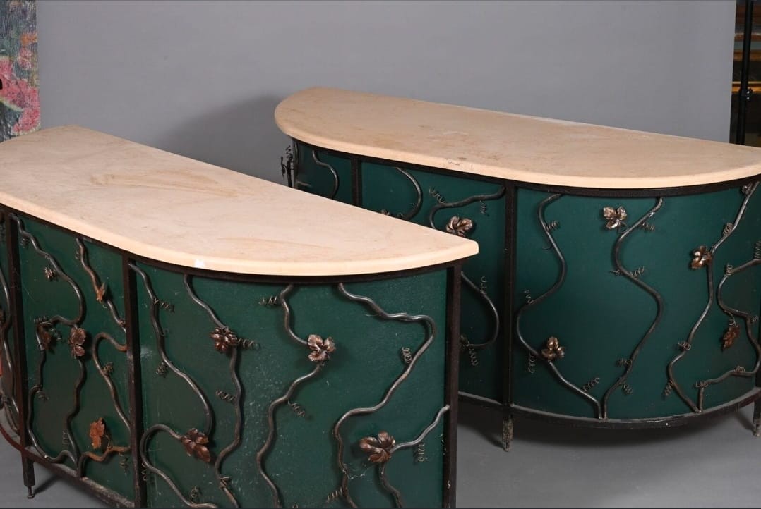 Deux consoles demi-lune en fer peint, ornées de vrilles et de feuillages, marbre blanc, XXemè-photo-3