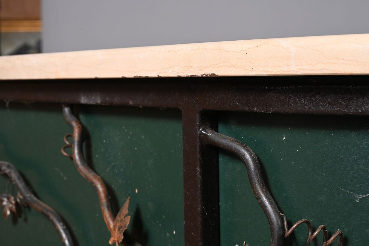 Deux consoles demi-lune en fer peint, ornées de vrilles et de feuillages, marbre blanc, XXemè-photo-1