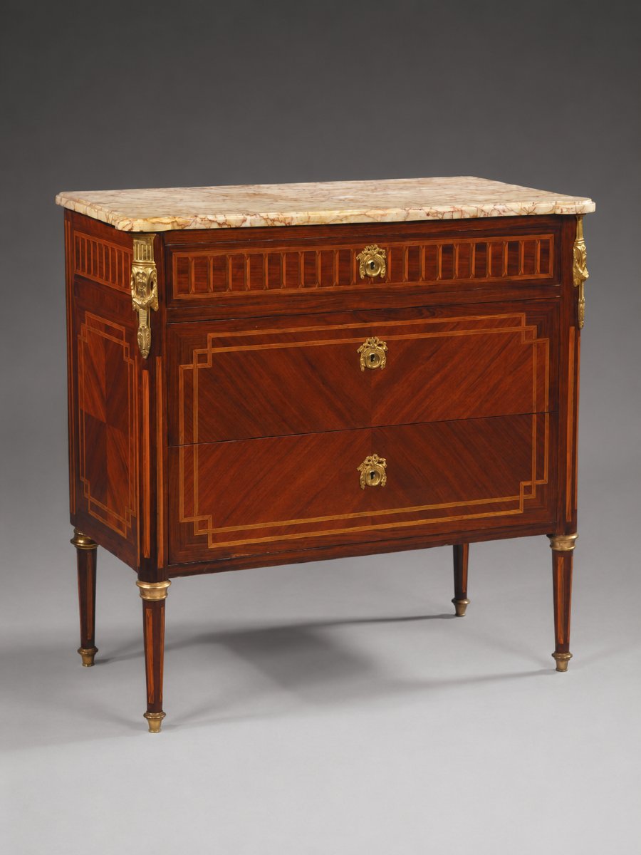 Commode De Style Louis XVI En Bois Marqueté Et Bronzes Dorés, Plateau En Marbre Veiné