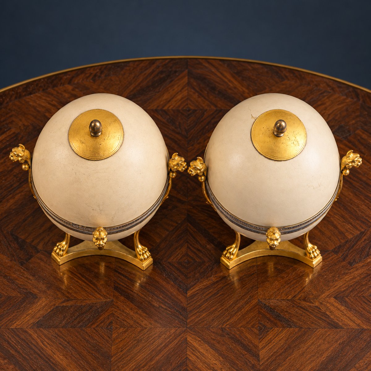 Paire d’œufs d’autruche montés en métal doré à décor de têtes d’animaux, XIXème siècle-photo-4