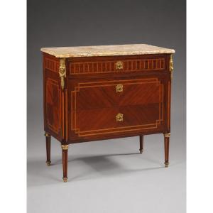 Commode De Style Louis XVI En Bois Marqueté Et Bronzes Dorés, Plateau En Marbre Veiné