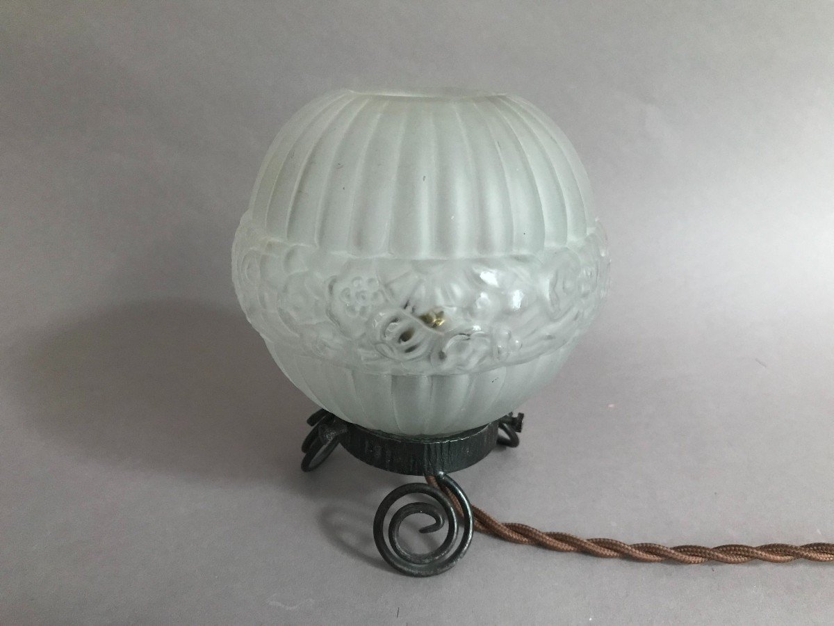 Lampe br&ucirc;le parfum en verre moul&eacute; &agrave; la presse et monture en fer forg&eacute; Art D&eacute;co vers 1930