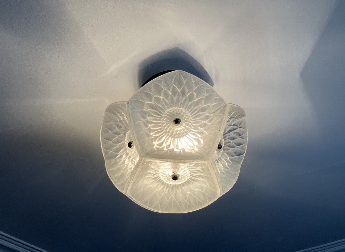 Pierre D'Avesn lustre Tournesol en verre moulé à la presse et bronze nickelé Art Déco vers 1930-photo-2