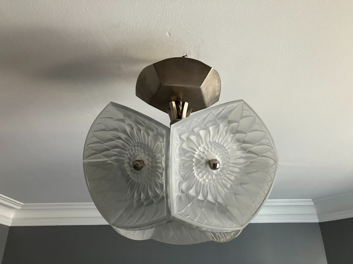 Pierre D'Avesn lustre Tournesol en verre moulé à la presse et bronze nickelé Art Déco vers 1930-photo-3