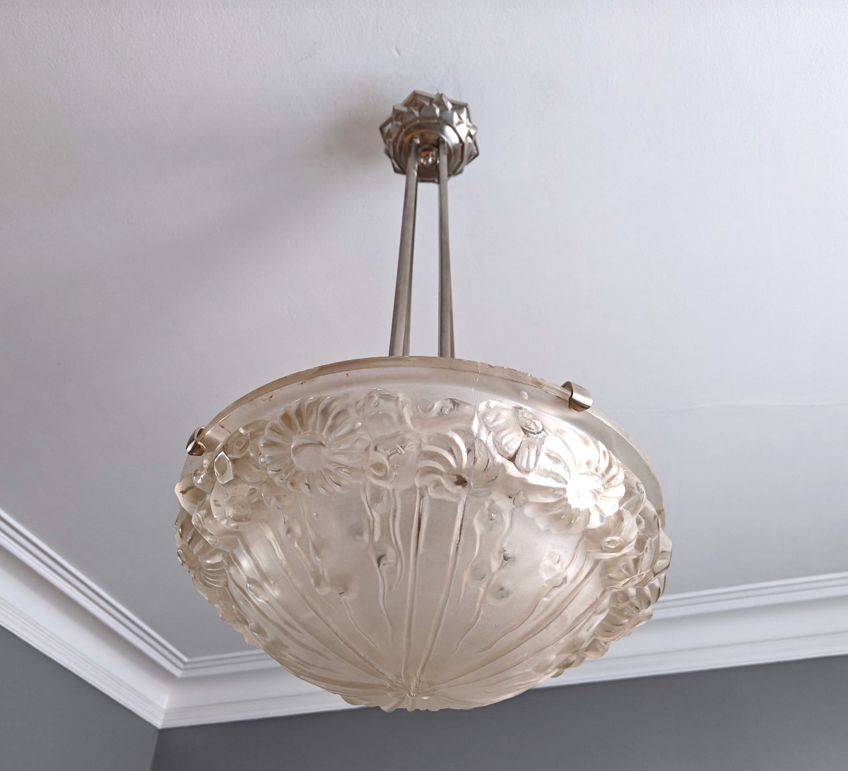Genet et Michon lustre en verre moulé à la presse et bronze nickelé Art Déco vers 1930-photo-3