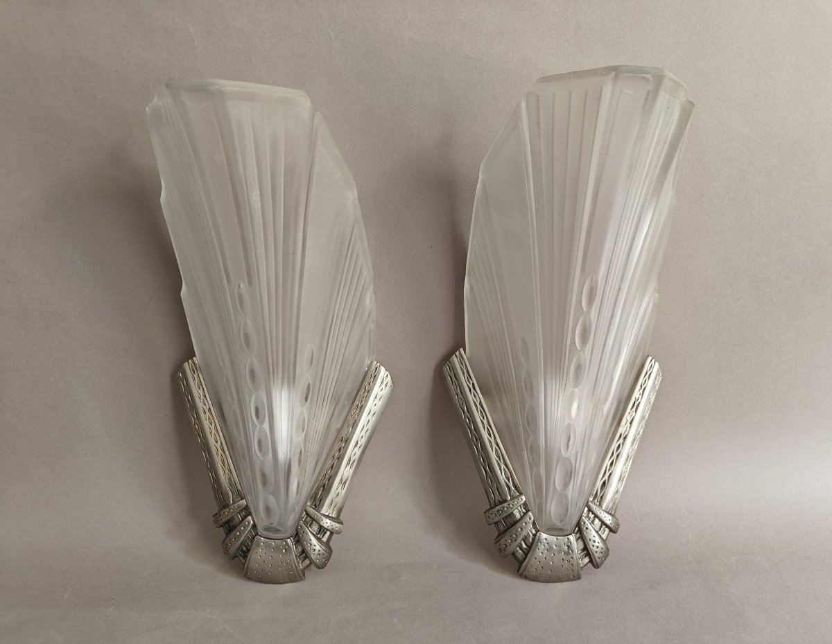 EJG paire d’appliques en verre moulé à la presse et bronze nickelé Art Déco 1930