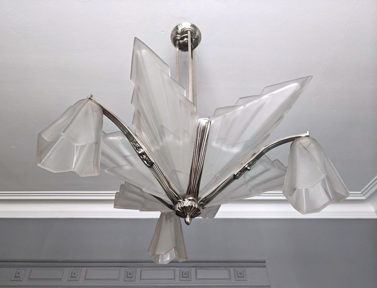Degué lustre en verre moulé à la presse et bronze nickelé Art Déco 1930