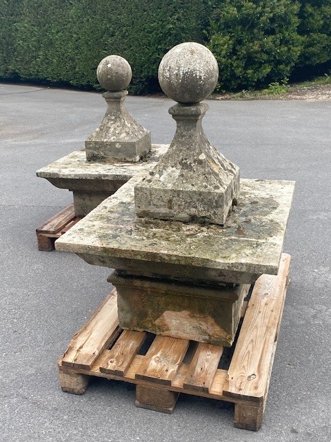 Jeu de 2 Boules de Piliers en Pierre Blanche