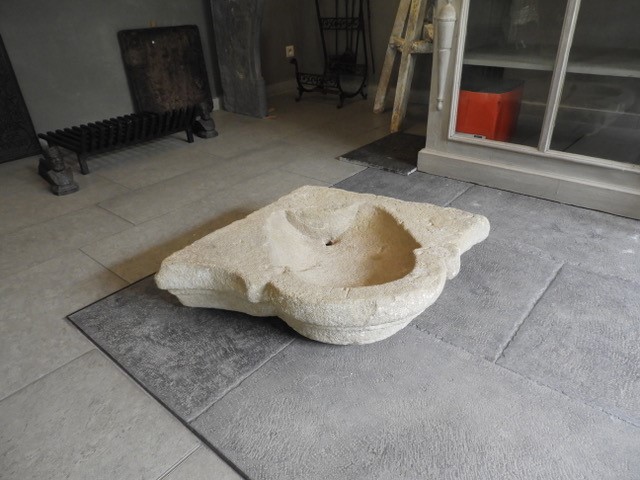 Italian Limestone Corner Sink, 18th Century-photo-2