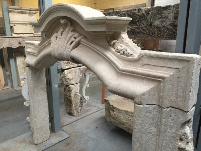 Italian Limestone Fireplace, 18th Century-photo-4