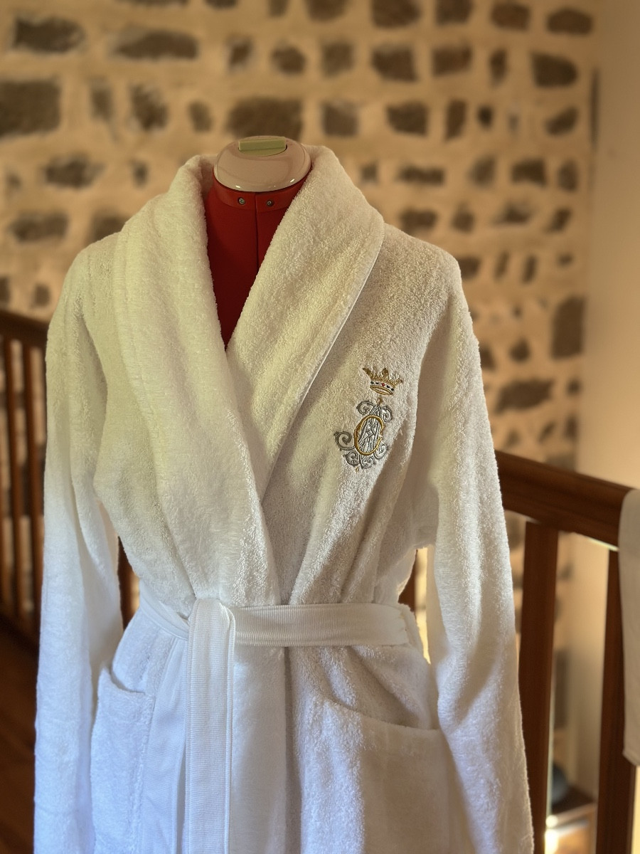 Luxurious Bathrobes Embroidery Monogram Antique Coat Of Arms Blazon -photo-2