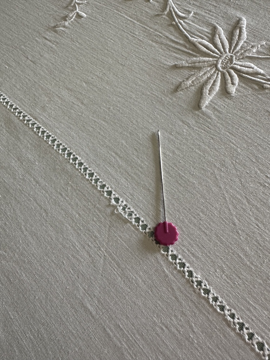 Drap de château en fil de lin Broderie Blanche – Couronne comtale brodée – XIXe siècle Nap III-photo-1