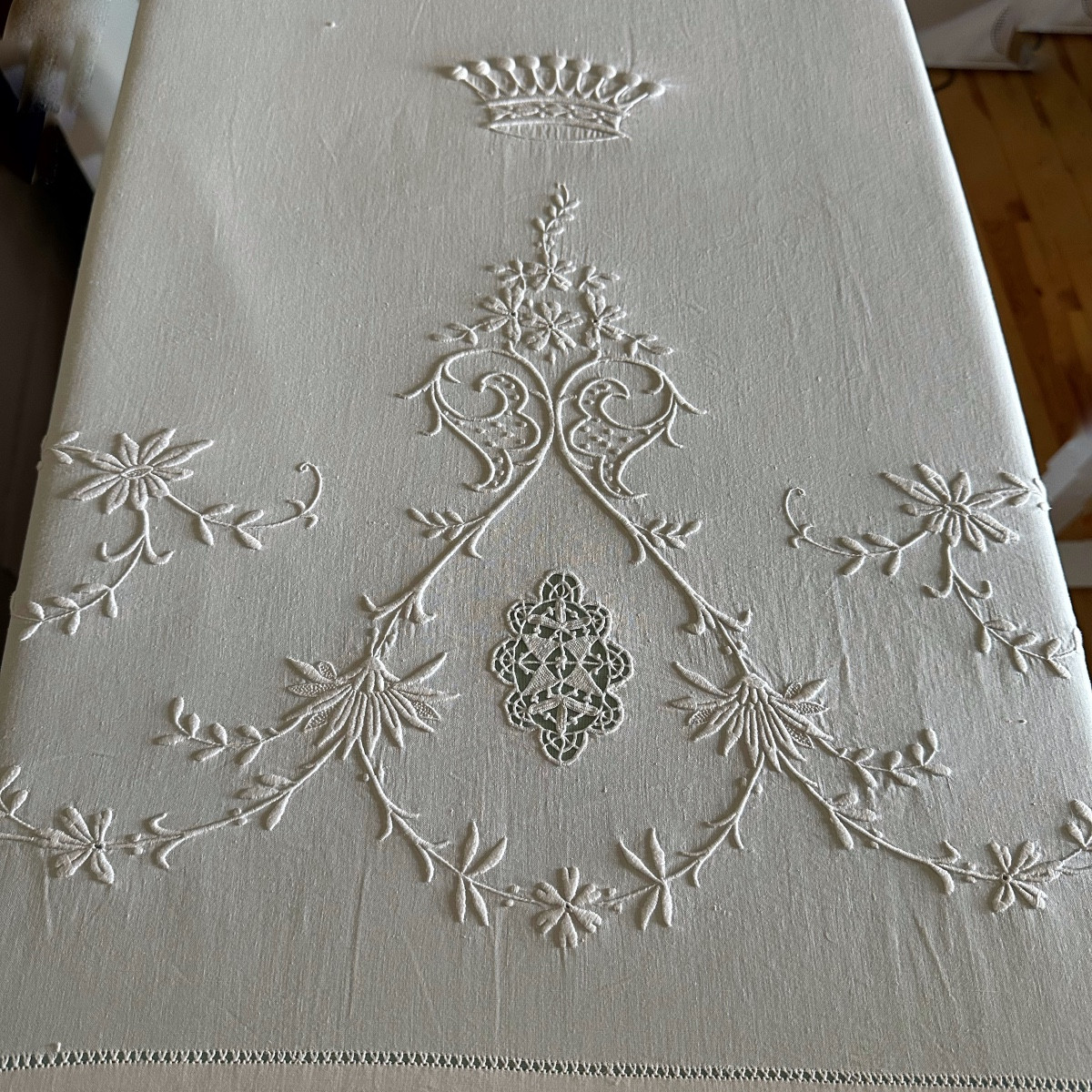 Drap de château en fil de lin Broderie Blanche – Couronne comtale brodée – XIXe siècle Nap III