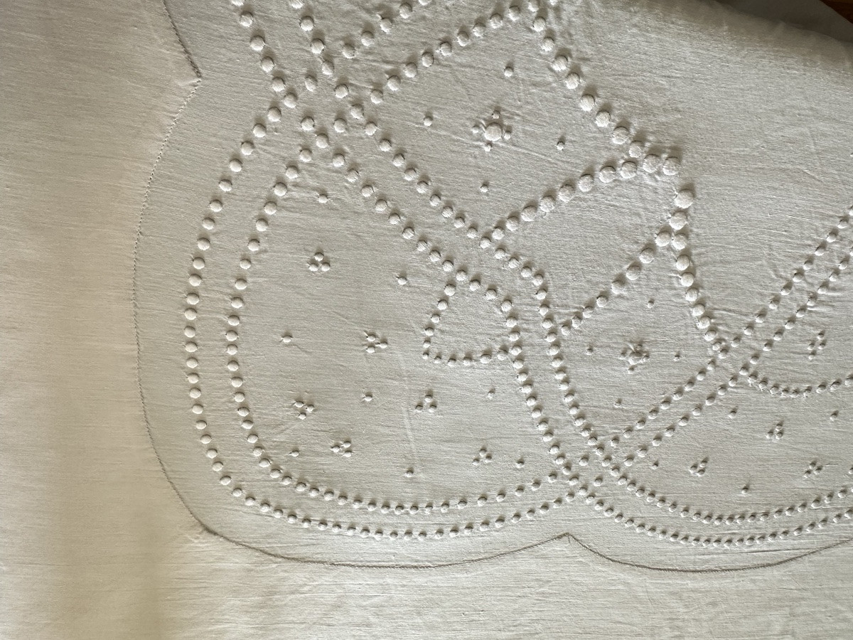 Drap XIXᵉ en fil de lin découverte 100 cm brodée main Monogramme fleurs de lys plumetis 240x340-photo-1