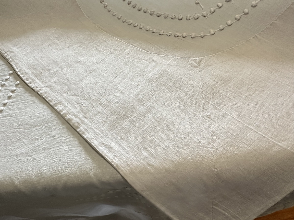 Drap XIXᵉ en fil de lin découverte 100 cm brodée main Monogramme fleurs de lys plumetis 240x340-photo-2
