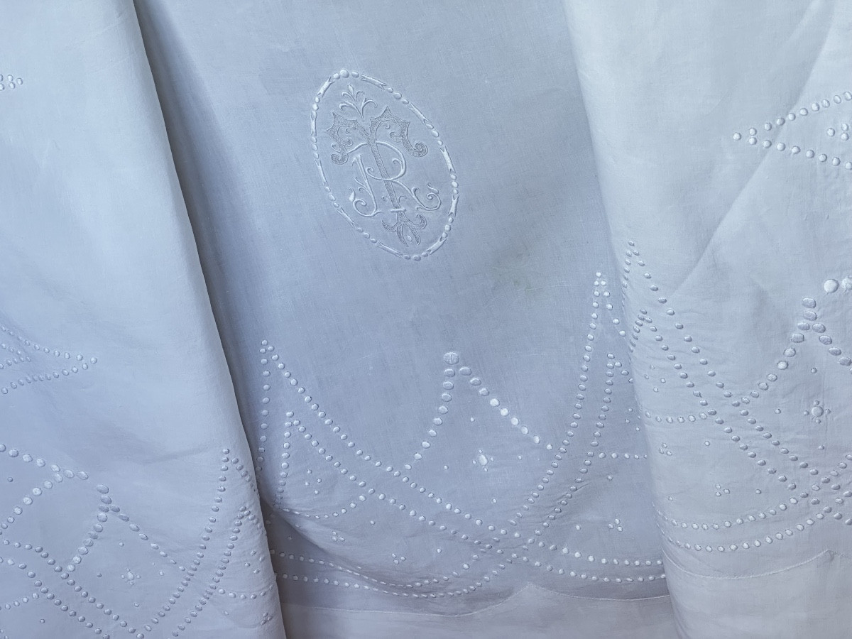 Drap XIXᵉ en fil de lin découverte 100 cm brodée main Monogramme fleurs de lys plumetis 240x340