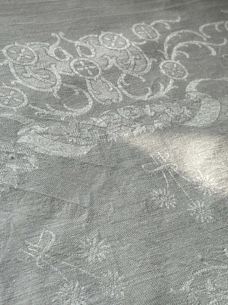 Service de table ancien damassé, brodé de couronnes de marquis – Métis de lin et coton, XIXᵉ -photo-2