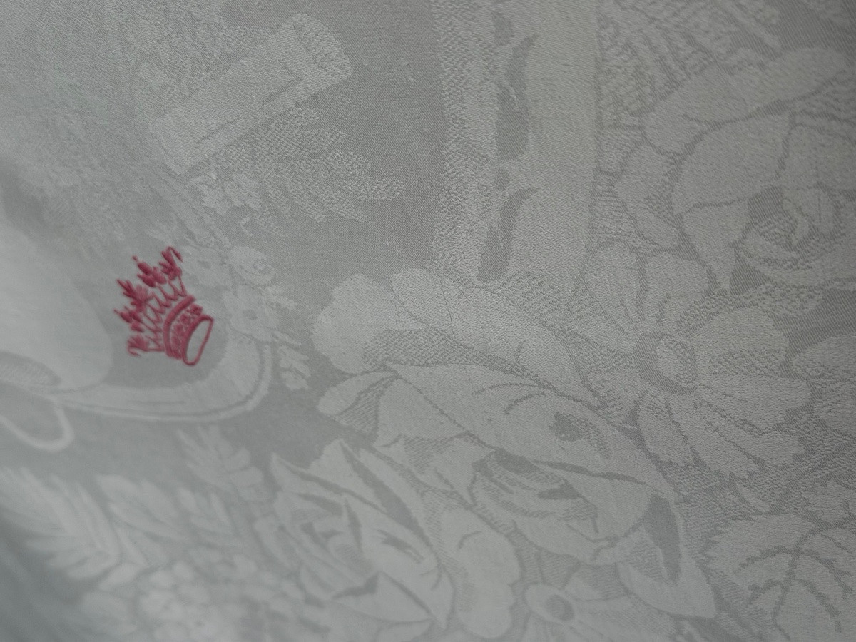 Reception Tablecloth 436 X 240 Cm In Pure Linen Damask With Cherub Medallions And A Crown-photo-1