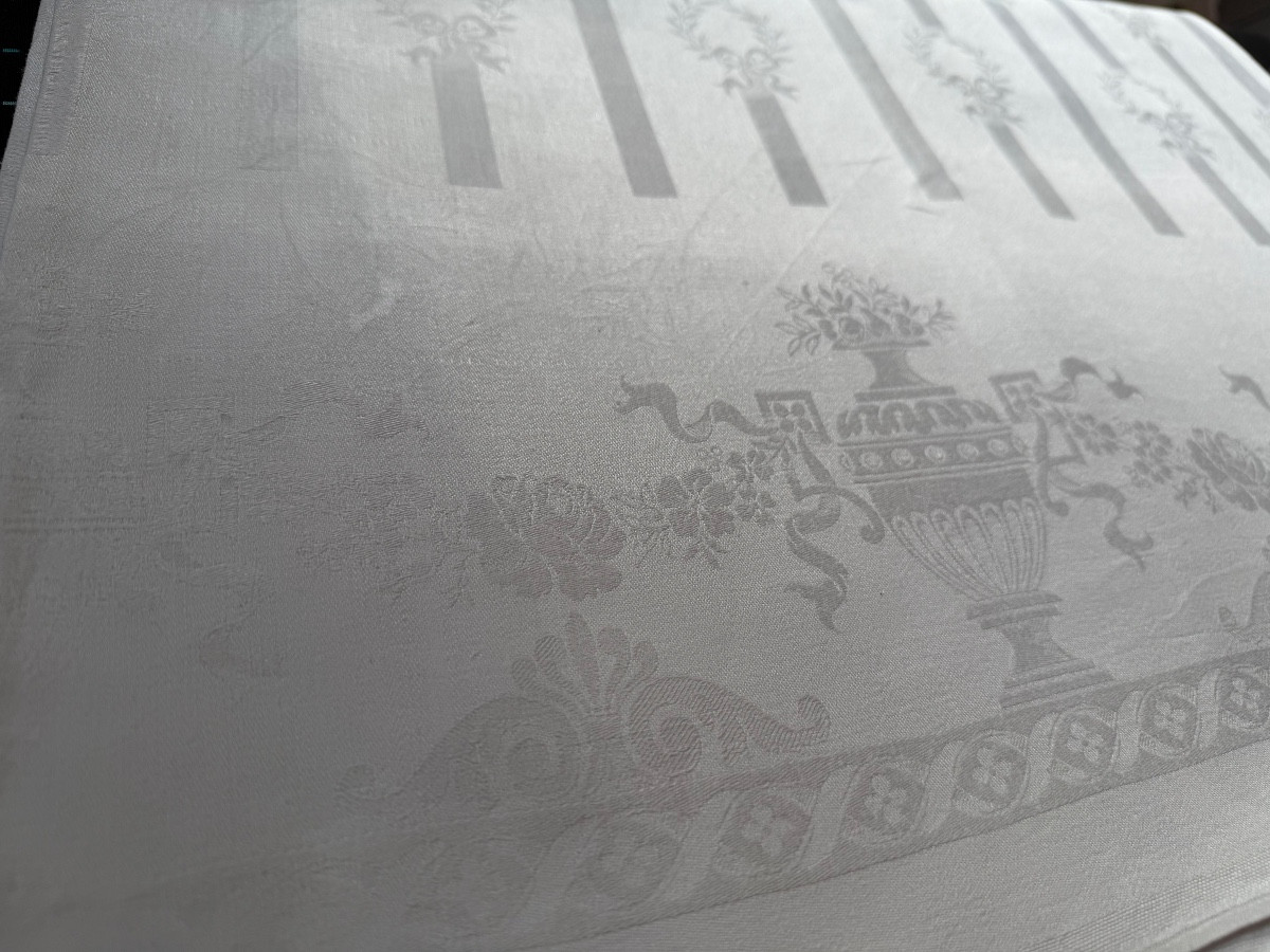Grande nappe ancienne en pur fil damassé, décor Empire, personnalisable en monogramme – fin XIX