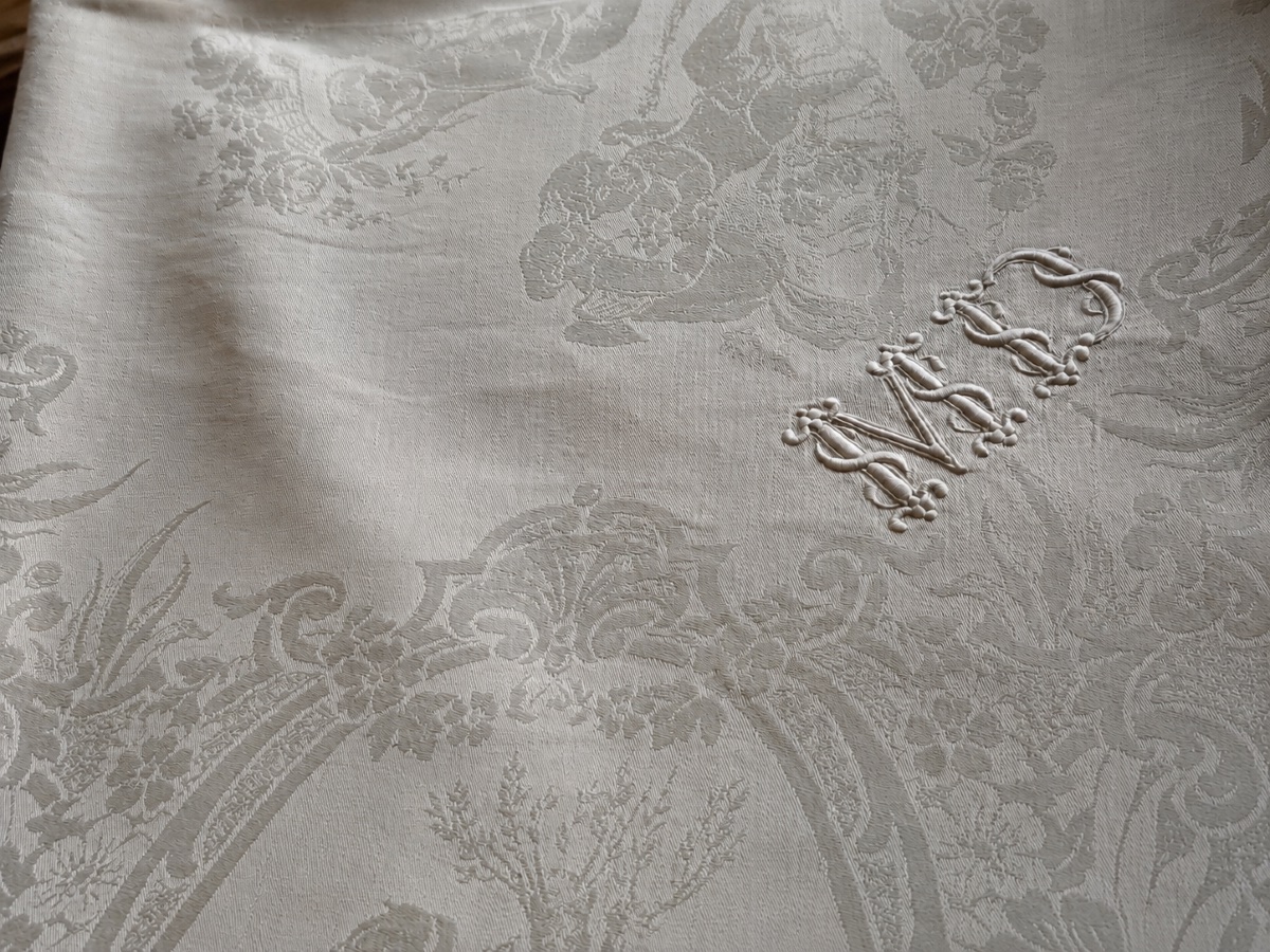 nappe ancienne 540 x 245 cm et 14 serviettes en damassé de lin et soie, décor figuratif angelot-photo-2