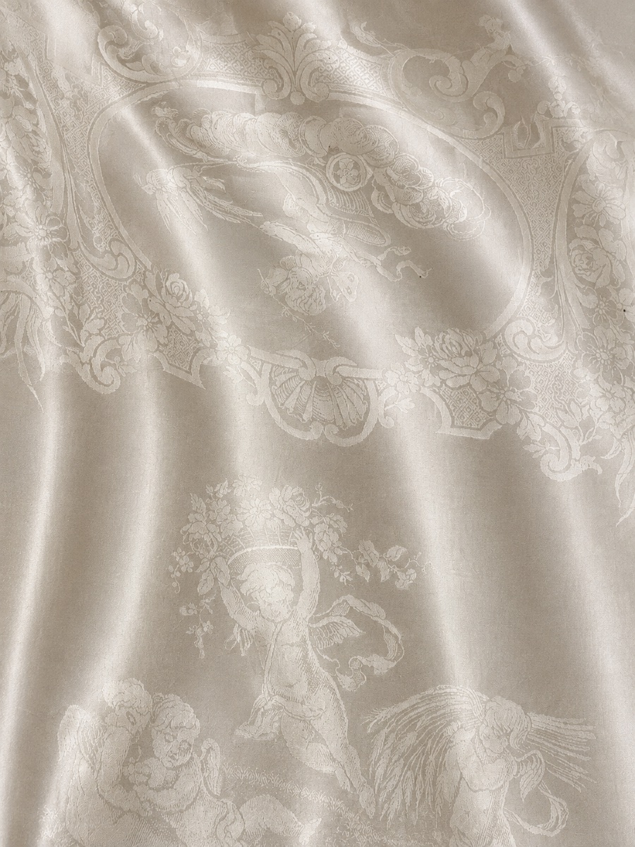 nappe ancienne 540 x 245 cm et 14 serviettes en damassé de lin et soie, décor figuratif angelot-photo-4