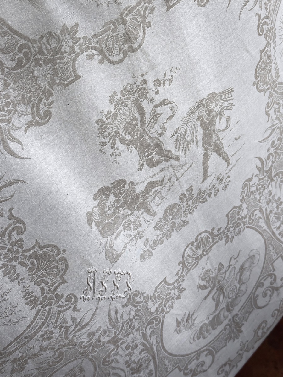 nappe ancienne 540 x 245 cm et 14 serviettes en damassé de lin et soie, décor figuratif angelot
