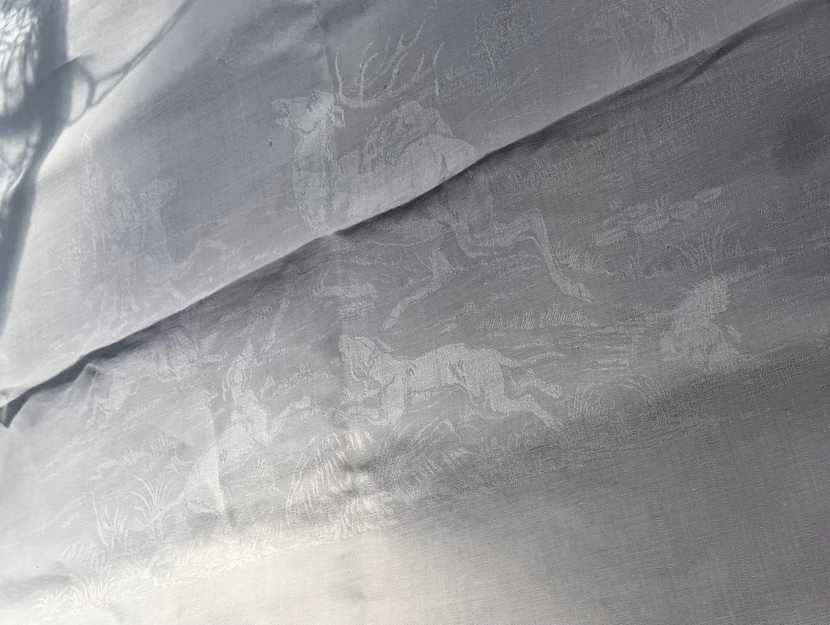 Antique Linen And Silk Damask Tablecloth With A Hunting Scene – Figurative Scene – 19th Century 