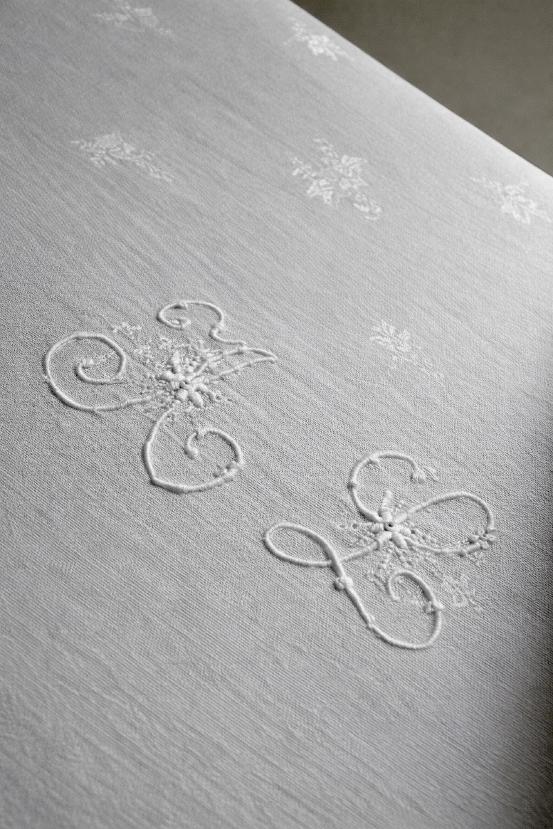 Très grande nappe ancienne damassée 520 x 180 cm, lin et coton, décor floral et rubans-photo-2