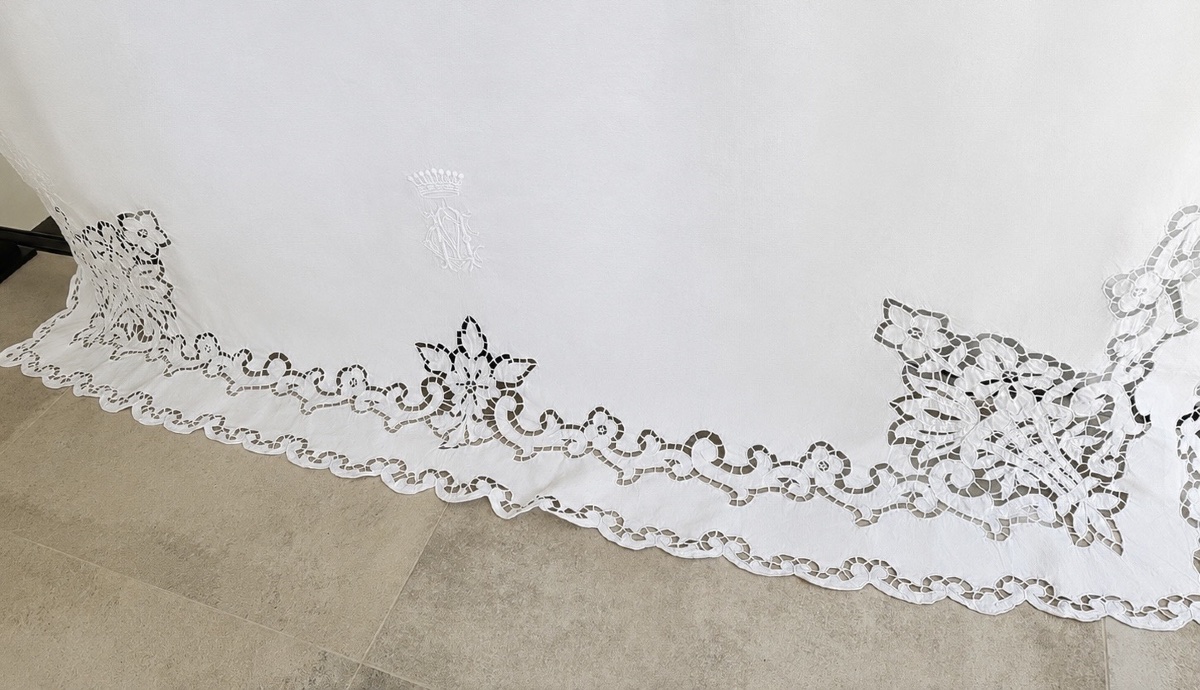 Antique Linen Sheet, Featuring The Monogram "mc" Beneath A Count's Crown, With Richelieu Embroidery – Château Brillette-photo-3