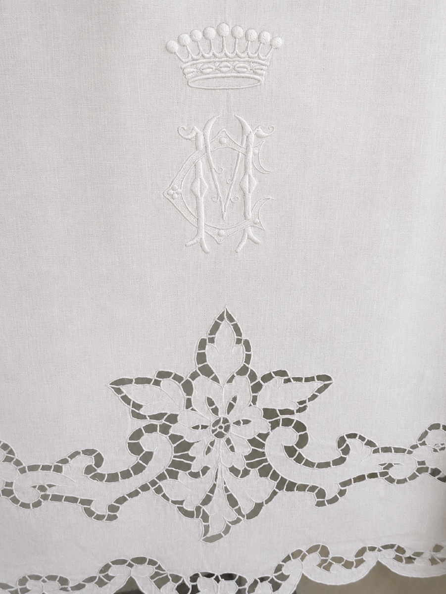 Antique Linen Sheet, Featuring The Monogram "mc" Beneath A Count's Crown, With Richelieu Embroidery – Château Brillette-photo-4