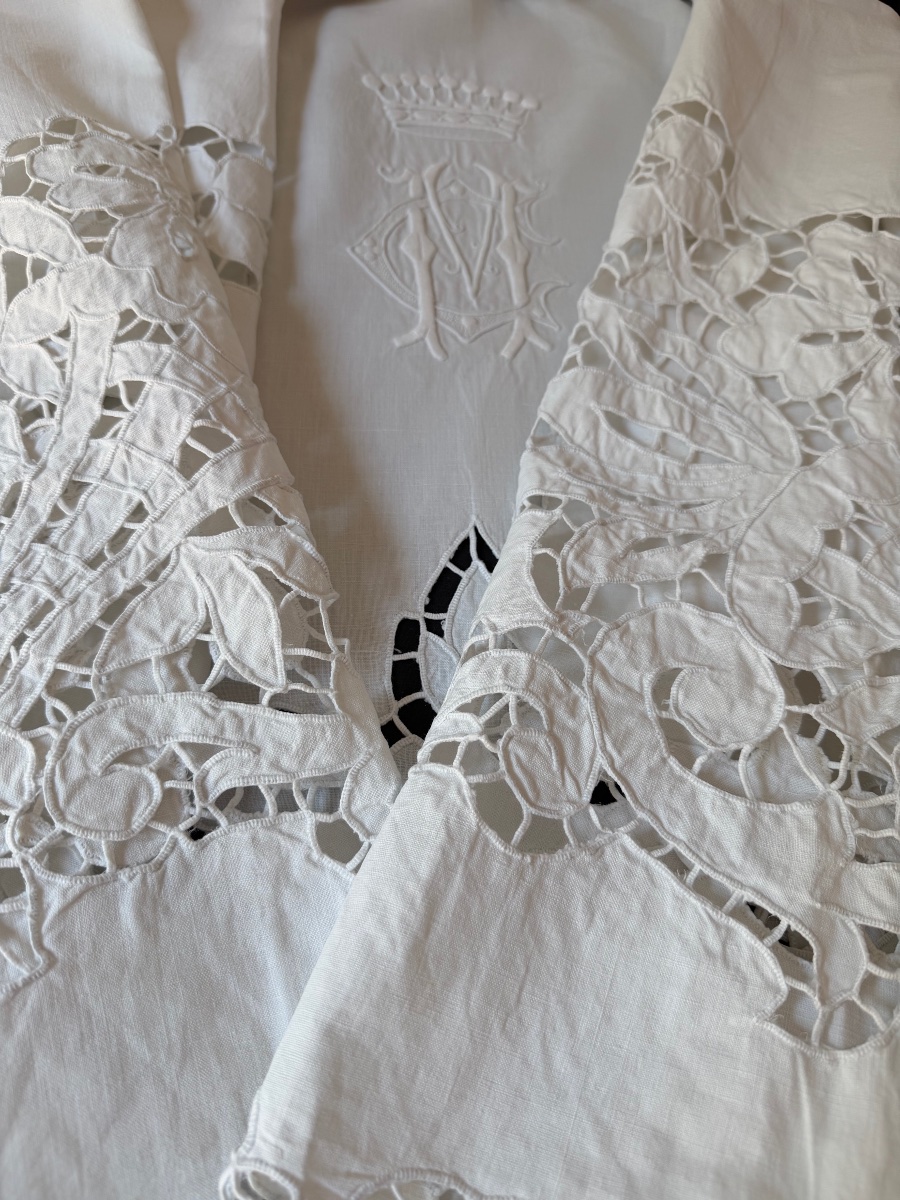 Antique Linen Sheet, Featuring The Monogram "mc" Beneath A Count's Crown, With Richelieu Embroidery – Château Brillette-photo-7