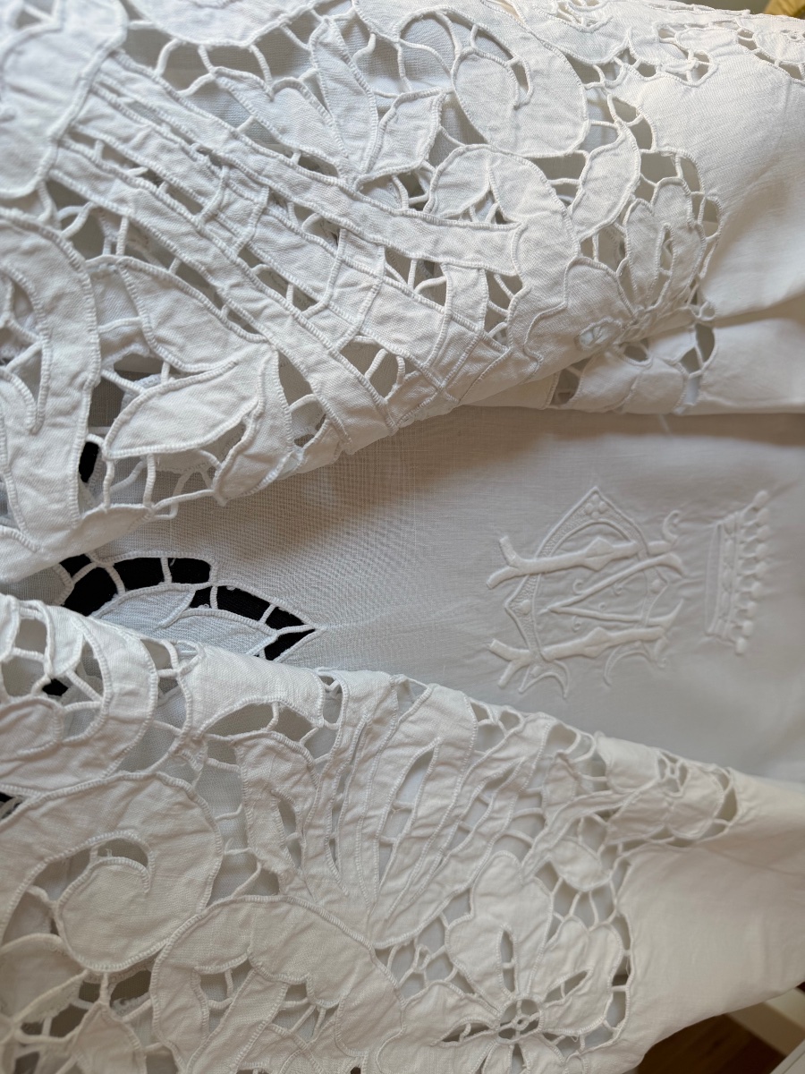 Antique Linen Sheet, Featuring The Monogram "mc" Beneath A Count's Crown, With Richelieu Embroidery – Château Brillette-photo-8