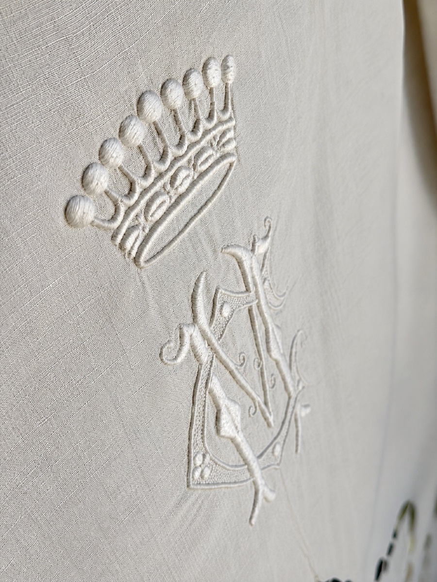 Antique Linen Sheet, Featuring The Monogram "mc" Beneath A Count's Crown, With Richelieu Embroidery – Château Brillette-photo-1
