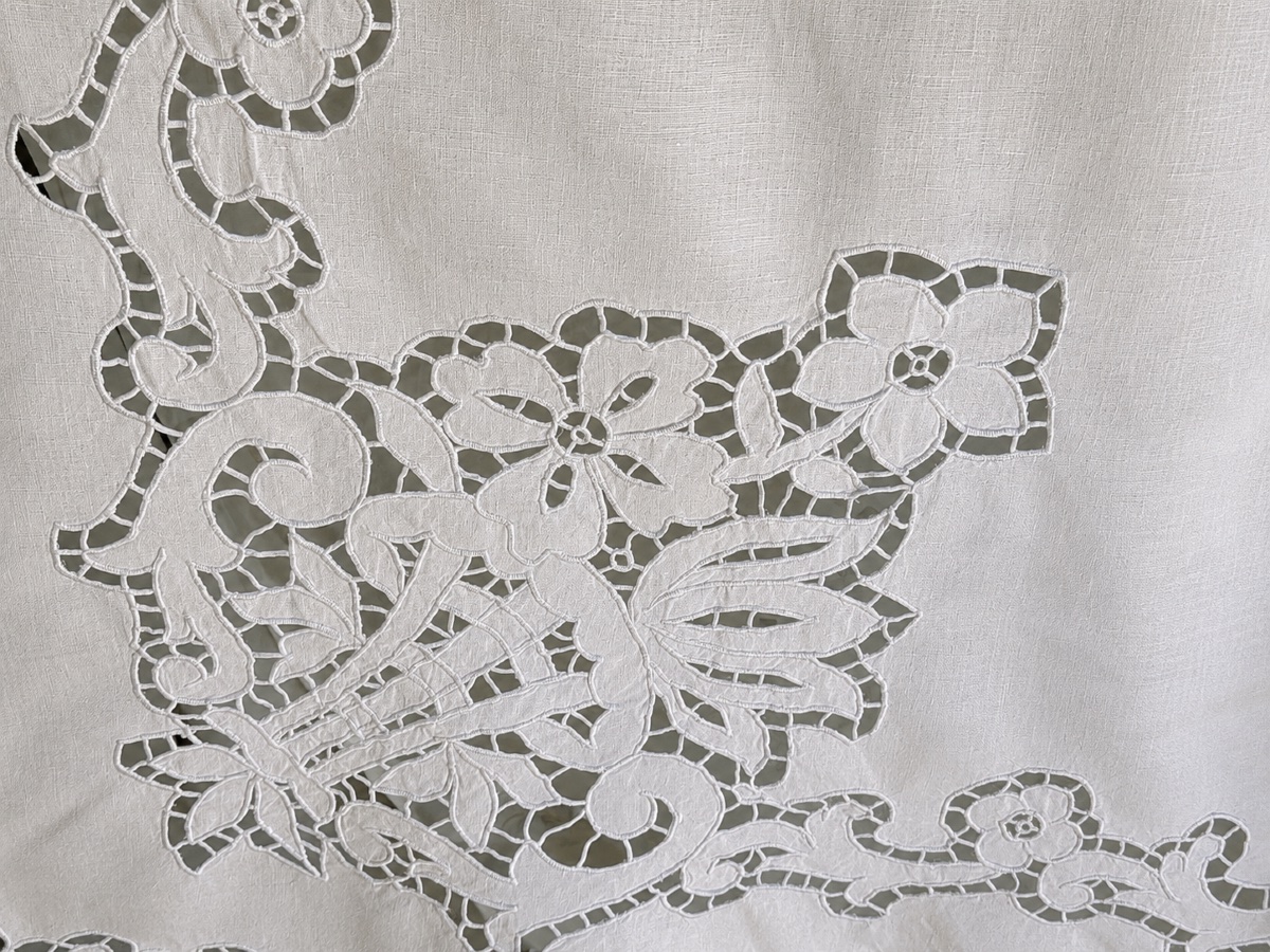 Antique Linen Sheet, Featuring The Monogram "mc" Beneath A Count's Crown, With Richelieu Embroidery – Château Brillette-photo-2