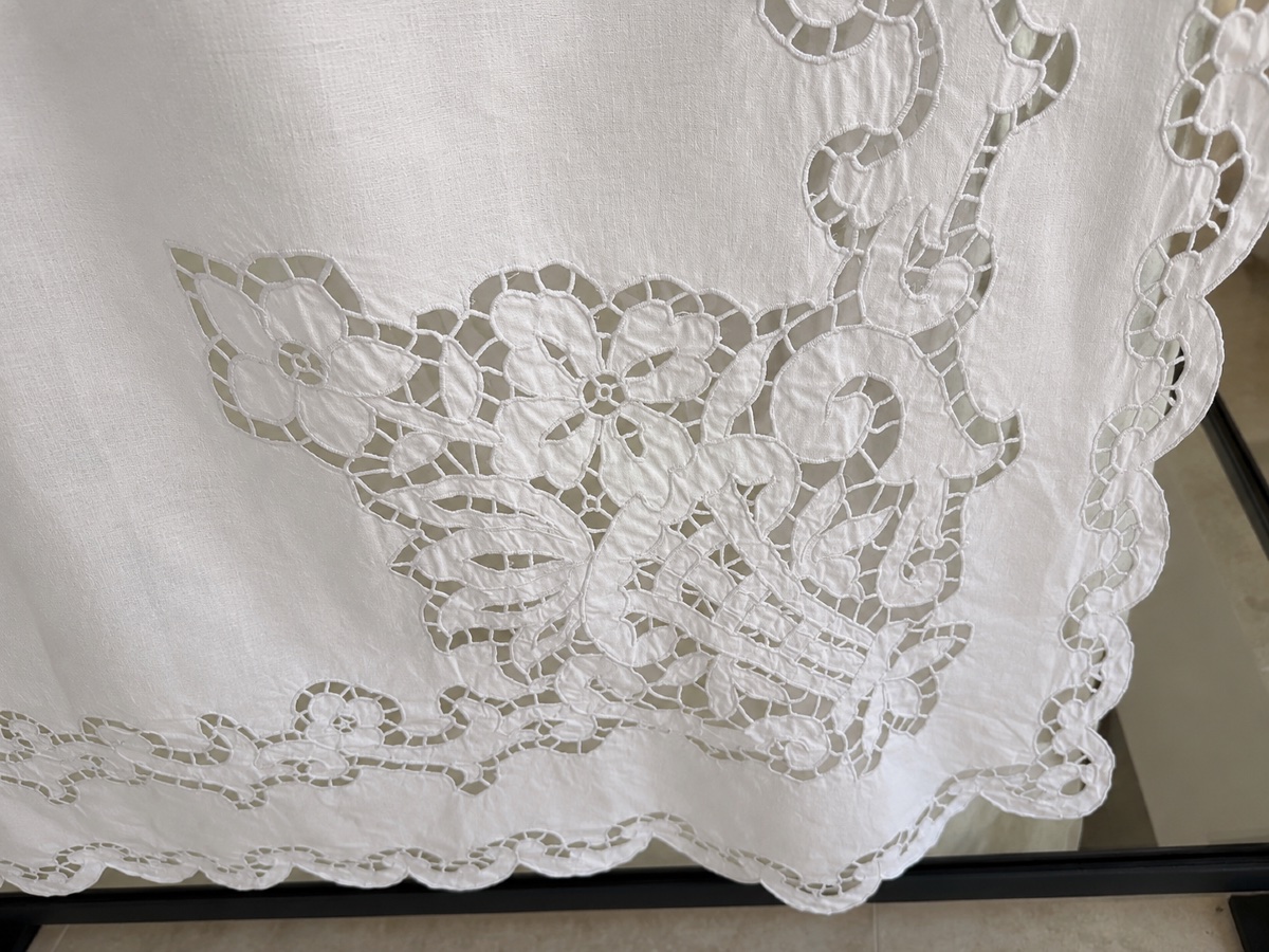 Antique Linen Sheet, Featuring The Monogram "mc" Beneath A Count's Crown, With Richelieu Embroidery – Château Brillette-photo-3