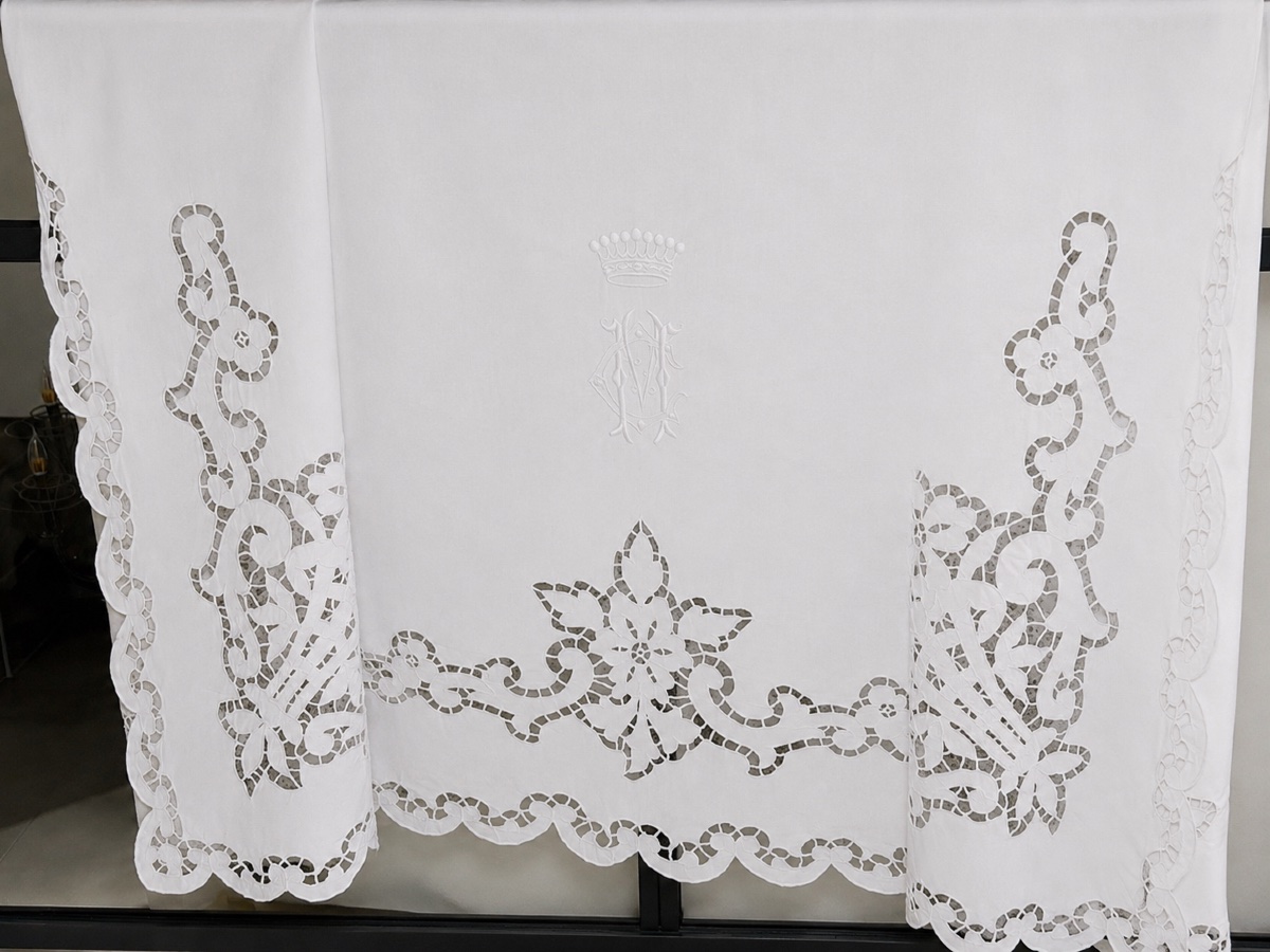 Antique Linen Sheet, Featuring The Monogram "mc" Beneath A Count's Crown, With Richelieu Embroidery – Château Brillette-photo-4