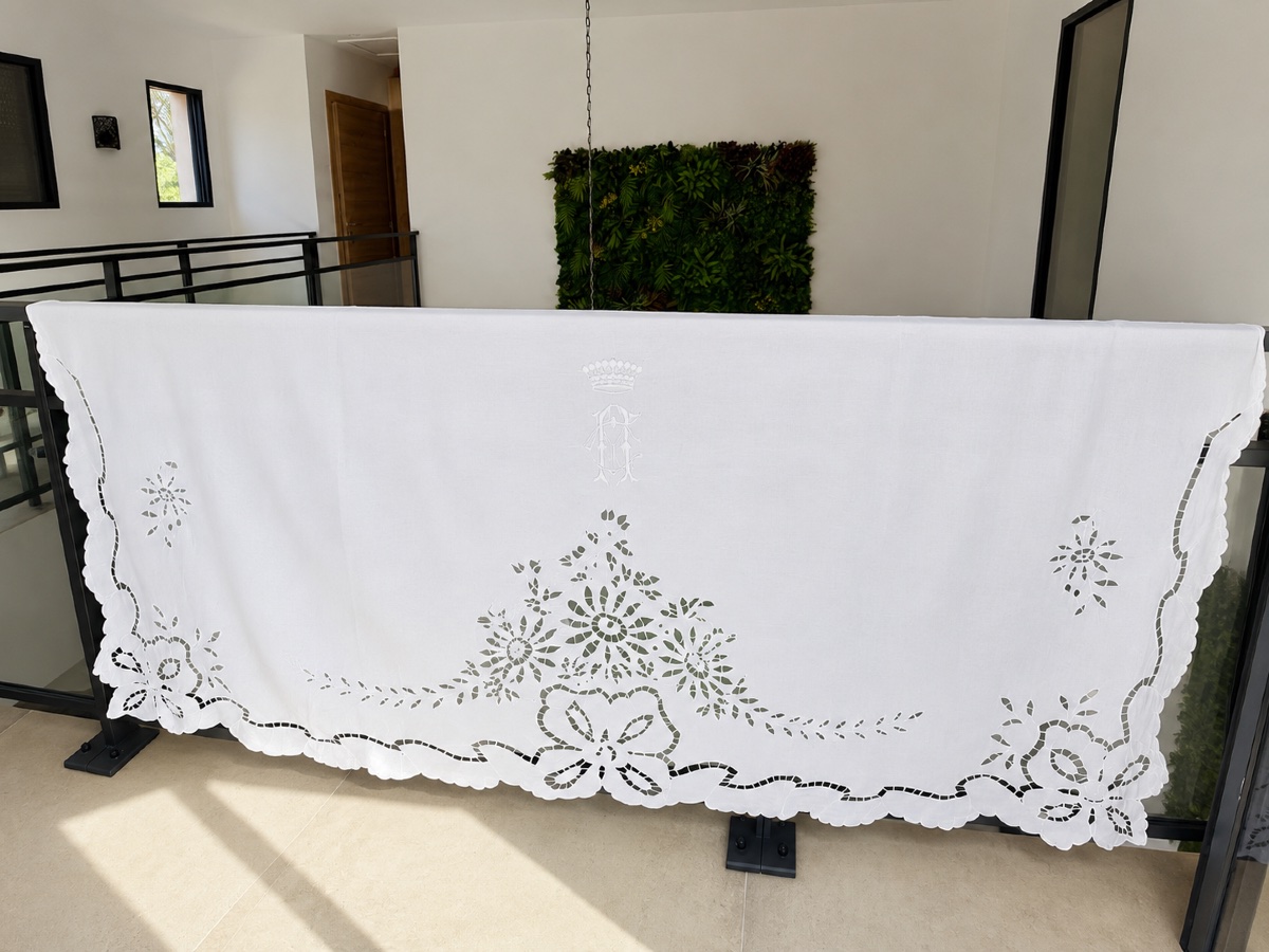 Drap ancien lin, monogramme MC sous couronne comtale broderie Richelieu fin XIXe siècle 240x350-photo-2