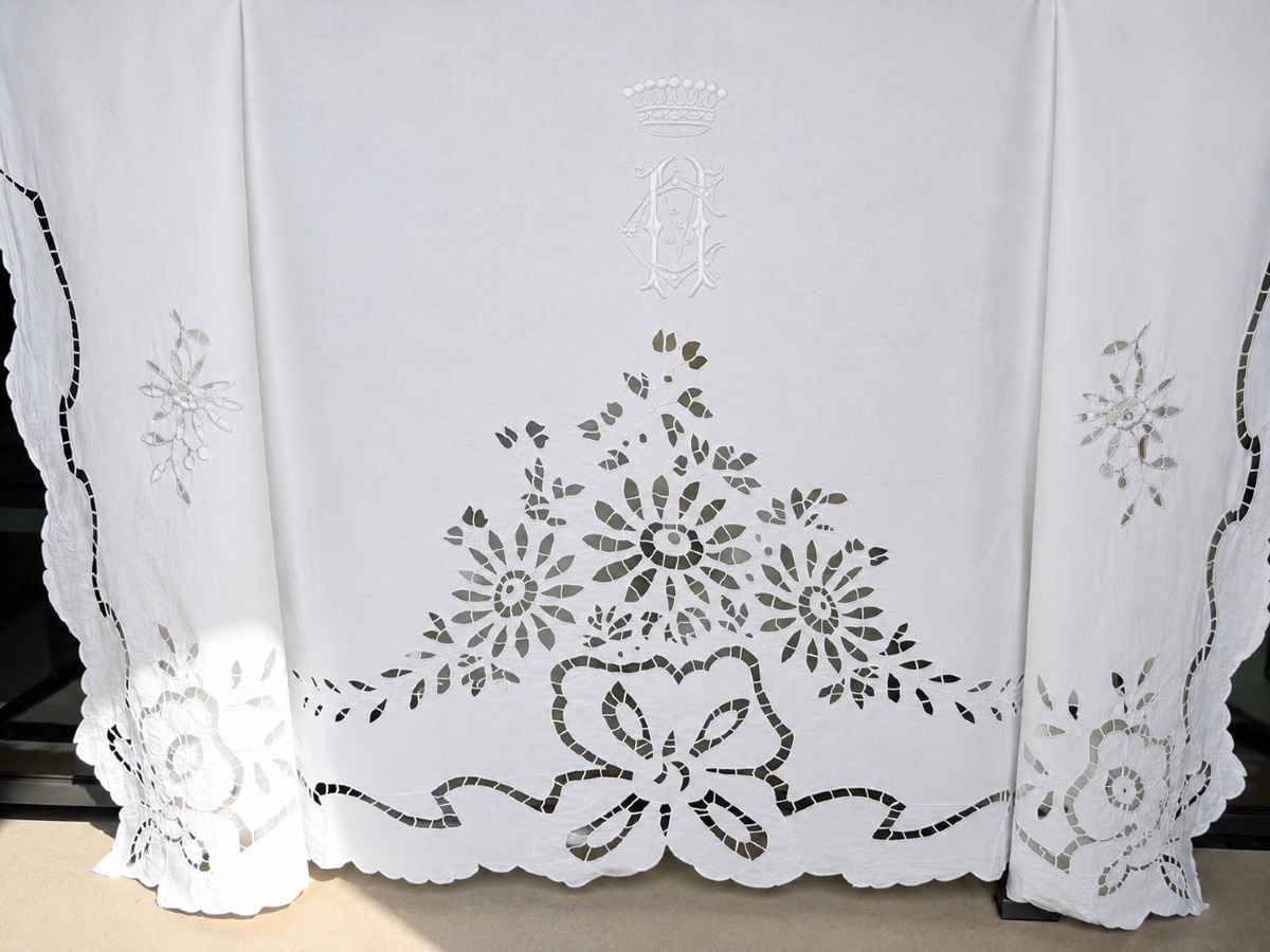 Drap ancien lin, monogramme MC sous couronne comtale broderie Richelieu fin XIXe siècle 240x350-photo-3