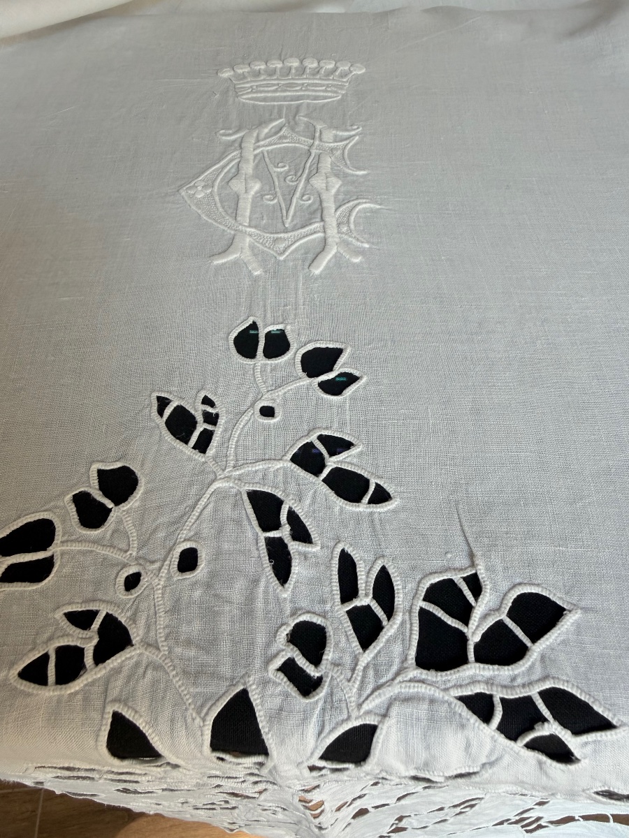 Drap ancien lin, monogramme MC sous couronne comtale broderie Richelieu fin XIXe siècle 240x350-photo-4