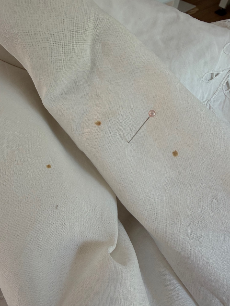 Drap ancien lin, monogramme MC sous couronne comtale broderie Richelieu fin XIXe siècle 240x350-photo-5
