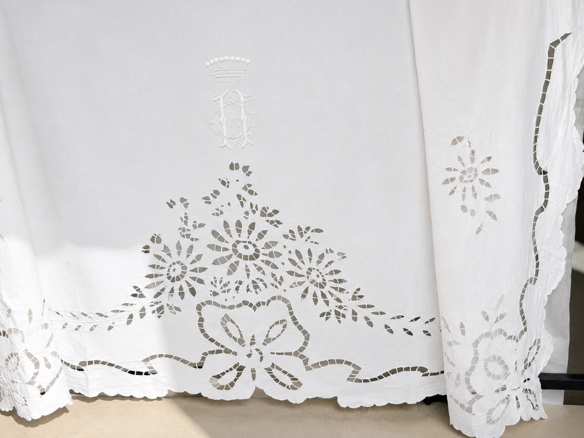Antique Linen Sheet, "mc" Monogram Beneath A Count's Crown, Richelieu Embroidery, Late 19th Century, 240x350-photo-2