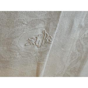 Grande nappe ancienne en pur lin damassé, motif panier de fleurs, monogramme LB, 400x155