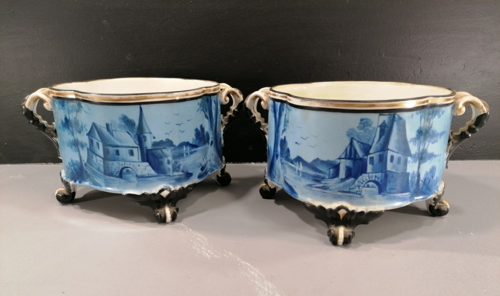 PAIRE DE CACHE POTS – VIEUX PARIS – XIX ème –  PORCELAINE EMAILLE PEINT ET DORE 