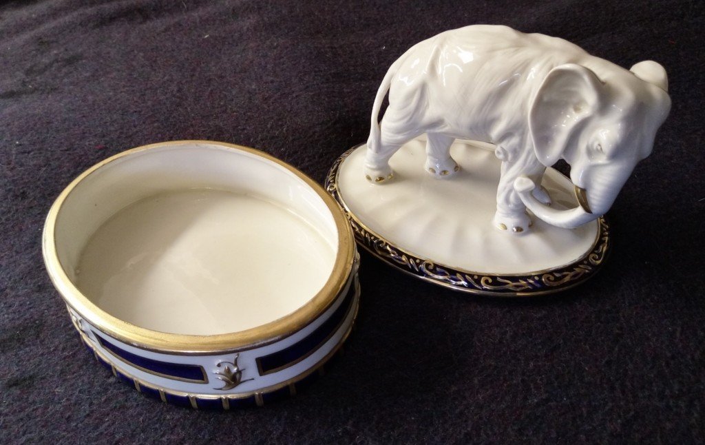 BONBONNIERE ELEPHANT - ROYAL DUX – BOHEMIA - Porcelaine Peinte et doré-photo-2