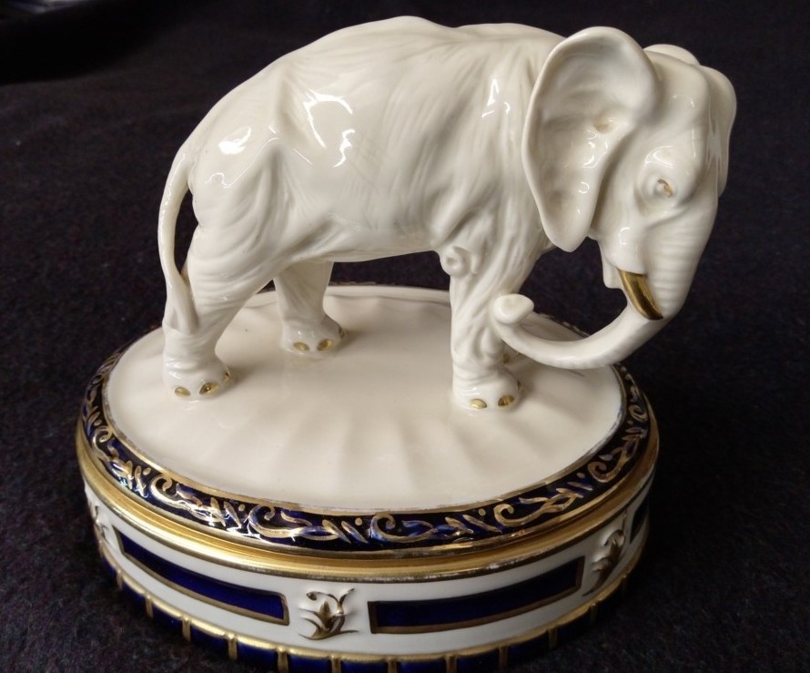 BONBONNIERE ELEPHANT - ROYAL DUX – BOHEMIA - Porcelaine Peinte et doré