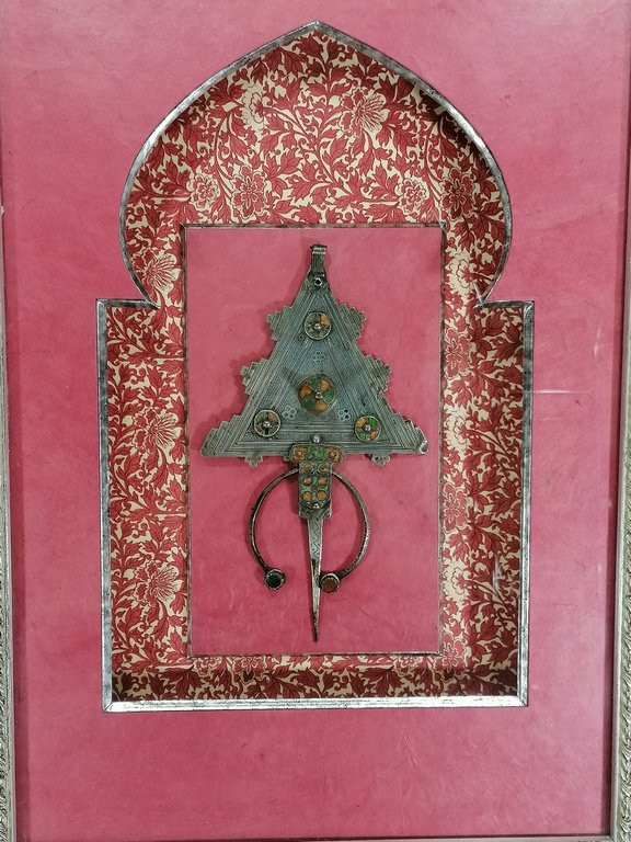 A Berber Fibula From The Maghreb In Enameled Silver Under A Frame – 20th Century --photo-2